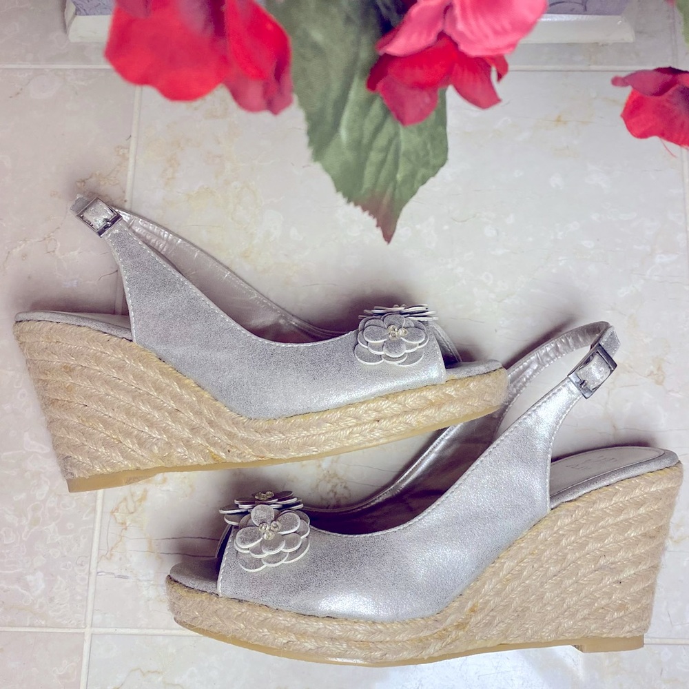 💛BOGO FREE💛 NY&co silver leather flower rhinestone jute espadrille wedge